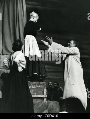 PAUL ROBESON (1898-1976) afro-amerikanischer Sänger und Schauspieler in der Probe als Othello mit Mary Ure in Stratford on Avon im Jahre 1959 Stockfoto