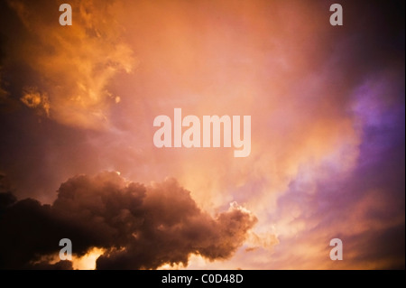 Ein dramatischer orange und lila Himmel bei Sonnenaufgang oder Sonnenuntergang. Stockfoto