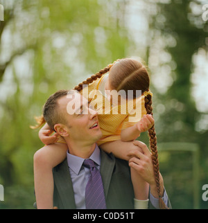 Vater mit Tochter auf Schultern Stockfoto