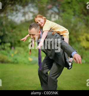 Vater und Tochter Huckepack Stockfoto