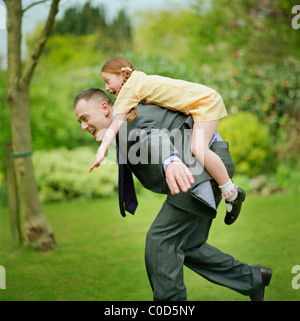 Vater und Tochter Huckepack Stockfoto