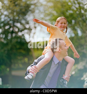 Vater mit Tochter auf Schultern Stockfoto
