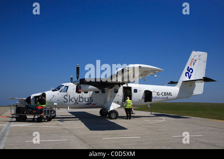 Offloading Gepäck von einem Skybus Twin Otter St.Mary des Flughafens Scilly-Inseln Stockfoto