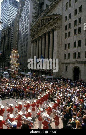 Das Marine Corps. Marching Band führt auf der Straße Messe zum 200. Jubiläum der New York Stock Exchange Stockfoto