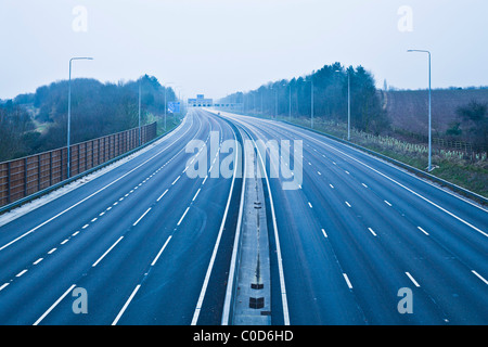 Keine Autos auf der Autobahn M1 in der Nähe der Ausfahrt 25 neue 4-spurige Abschnitt leer von Datenverkehr Stockfoto