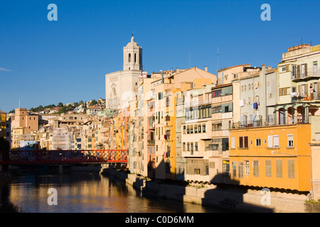 Blick flussabwärts von Ria Onyar von Pont de Pedra (Catedral in Ferne), Girona, Spanien, Herbst 2010 Stockfoto