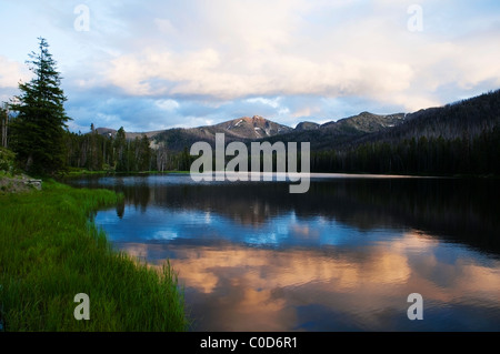 Landschaft mit Wolken, Berge und Reflexion im Yellowstone-Nationalpark, Wyoming, USA übernommen. Stockfoto