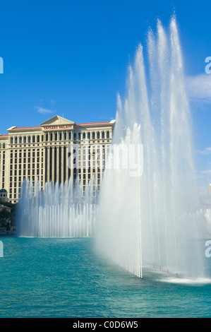 Wasserbrunnen und Regenbogen vor dem Bellagio Hotel Caesars Palace Hotel befindet sich hinter dem Strip, Las Vegas Nevada, USA Stockfoto