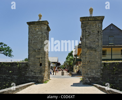 die alten Tore von St. Augustine Florida führen in der Haupteinkaufsstraße von St. George Street Stockfoto