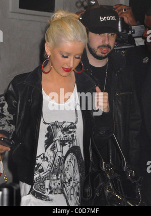 Christina Aguilera aus Villa Lounge Nachtclub mit ihrem Ehemann Jordan Bratman und Freunde West Hollywood, Kalifornien- Stockfoto