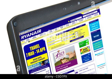 Buchung eines Fluges auf der Ryanair-Website auf einem Laptop-Computer, UK Stockfoto