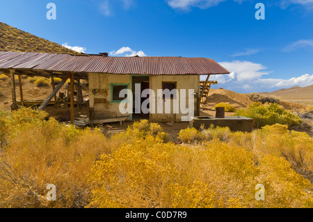 Rhyolith Geisterstadt alten verlassene Gebäuden der Goldgräberstadt in der Armagosa Wüste in der Nähe von Beatty Nevada USA Stockfoto