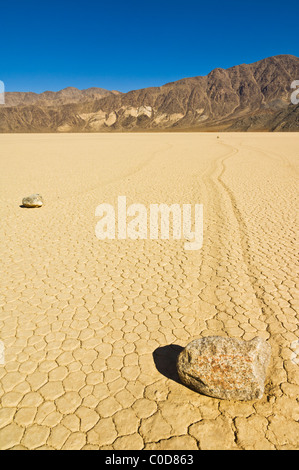 Die Tribüne im Racetrack-Tal, bekannt für seine schlittert Felsen auf dem Racetrack Playa Death Valley Nationalpark Kalifornien USA Stockfoto