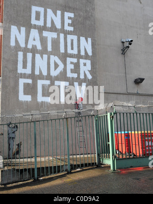 Eine neue Banksy Wandbild "Eine Nation unter CCTV" malte neben einer CCTV-Kamera bei einem Postamt Hof im West End. Die geheimnisvolle Stockfoto