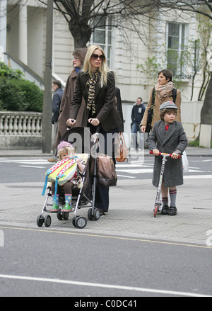 Claudia Schiffer unter ihre Tochter Clementine und Sohn Casper nach Schule London 17.04.08 Stockfoto