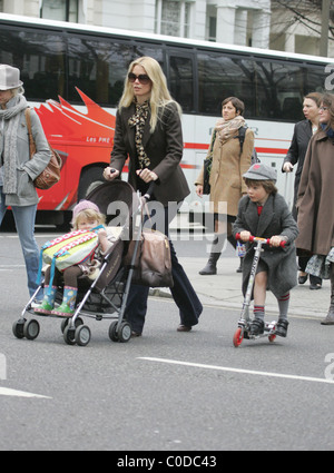 Claudia Schiffer unter ihre Tochter Clementine und Sohn Casper nach Schule London 17.04.08 Stockfoto