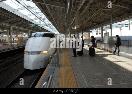 300 Reihe Shinkansen-Zug ziehen in Bahnhof Shin-Osaka, Japan Stockfoto