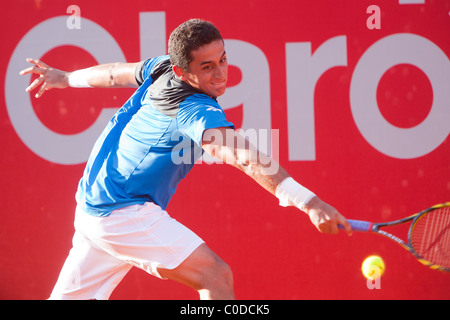 Spanischer Tennisspieler Nicolas Almagro streckt, eine Schuss während ATP Buenos Aires - Copa Claro 2011 Rückhand zu schlagen Stockfoto