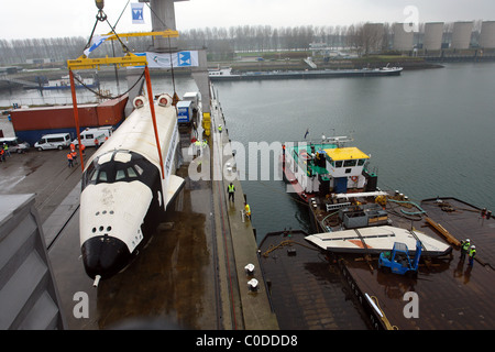 RUSSISCHEN Raumschiff nimmt, THE WATER russischen Raumschiffs Buran 002 wird auf einem Schiff über den Rhein in Düsseldorf transportiert, Stockfoto