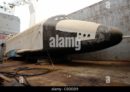 RUSSISCHEN Raumschiff nimmt, THE WATER russischen Raumschiffs Buran 002 wird auf einem Schiff über den Rhein in Düsseldorf transportiert, Stockfoto