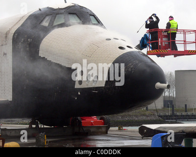 RUSSISCHEN Raumschiff nimmt, THE WATER russischen Raumschiffs Buran 002 wird auf einem Schiff über den Rhein in Düsseldorf transportiert, Stockfoto