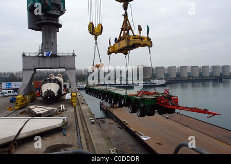 RUSSISCHEN Raumschiff nimmt, THE WATER russischen Raumschiffs Buran 002 wird auf einem Schiff über den Rhein in Düsseldorf transportiert, Stockfoto