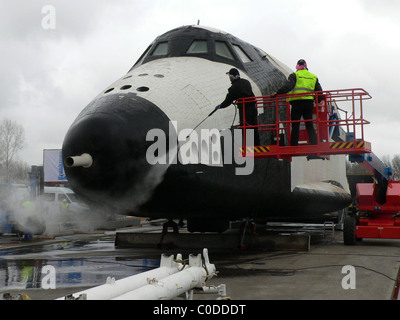 RUSSISCHEN Raumschiff nimmt, THE WATER russischen Raumschiffs Buran 002 wird auf einem Schiff über den Rhein in Düsseldorf transportiert, Stockfoto