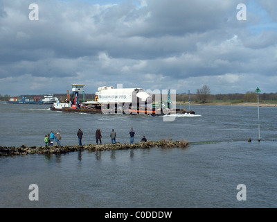 RUSSISCHEN Raumschiff nimmt, THE WATER russischen Raumschiffs Buran 002 wird auf einem Schiff über den Rhein in Düsseldorf transportiert, Stockfoto