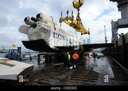 RUSSISCHEN Raumschiff nimmt, THE WATER russischen Raumschiffs Buran 002 wird auf einem Schiff über den Rhein in Düsseldorf transportiert, Stockfoto