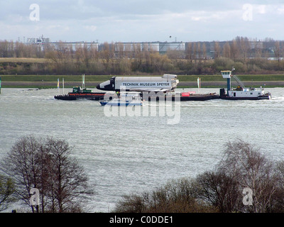 RUSSISCHEN Raumschiff nimmt, THE WATER russischen Raumschiffs Buran 002 wird auf einem Schiff über den Rhein in Düsseldorf transportiert, Stockfoto