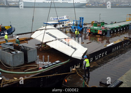 RUSSISCHEN Raumschiff nimmt, THE WATER russischen Raumschiffs Buran 002 wird auf einem Schiff über den Rhein in Düsseldorf transportiert, Stockfoto