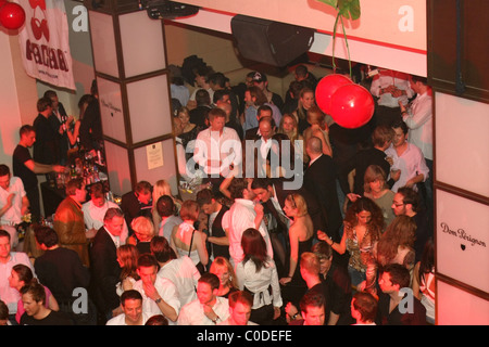 Atmosphäre FC Bayern Muenchen feiert die DFB-Pokal-Cup-Sieg an Felix Club Restaurant Berlin - 19.04.08, Stockfoto