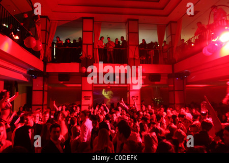 Atmosphäre FC Bayern Muenchen feiert die DFB-Pokal-Cup-Sieg an Felix Club Restaurant Berlin - 19.04.08, Stockfoto