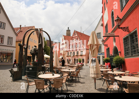 Marktplatz, Nördlingen, Bayern. Straßencafé auf gepflasterten Straße in der mittelalterlichen Altstadt Altstadt an der romantischen Straße Stockfoto