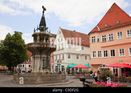 Nördlingen, Bayern, Deutschland, Europa. Brunnen im Altstädter Ring in der mittelalterlichen Altstadt an der romantischen Straße (Romantische Straße) Stockfoto