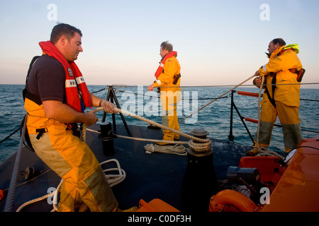 RNLI Leben Boot Freiwilligen auf dem Solent von Bembridge RNLI Station, Isle Of Wight. Foto: Jeff Gilbert Stockfoto