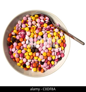 Eine Runde Schüssel mit Süßigkeiten beschichtet Schokolade mit einem Löffel auf weißem Hintergrund Stockfoto