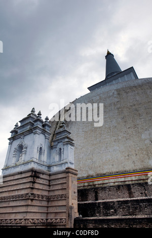 Ein Blick auf die Ruwanweliseya Dagoba in der antiken Stadt Anuradhapura in Sri Lanka Stockfoto