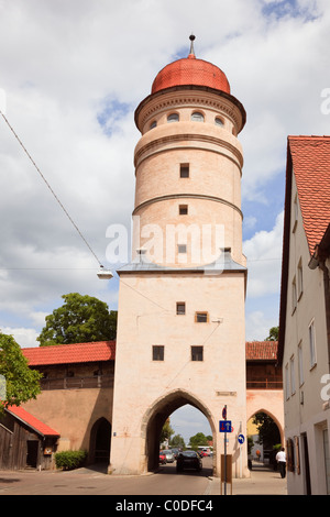 Nördlingen, Bayern, Deutschland. Deininger Tor Gateway und 14. Jahrhundert Stadtmauern in der mittelalterlichen Altstadt an der romantischen Straße Stockfoto