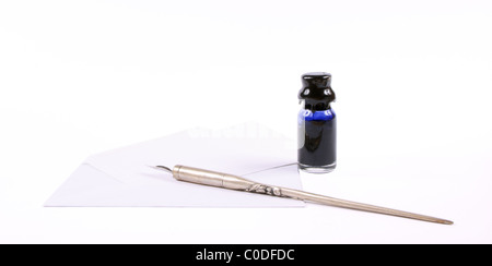 Leere Notiz-Karte mit Umschlag, altmodische Dip Feder und Tintenfass mit blauer Tinte auf weißem Hintergrund Stockfoto