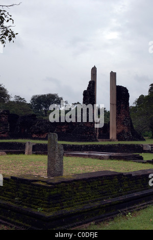 Ruinen sind in der antiken Stadt Anuradhapura in Sri Lanka gesehen. Stockfoto