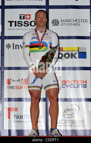 Sir Chris Hoy (Sky) mit der Goldmedaille um den Hals. Mens Kierin. UCI-Bahn-WM. Manchester Velodrome. 19.02.2011. Stockfoto