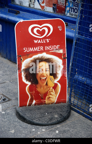 Ein ziemlich ramponierten Wände Eis Zeichen vor einem Geschäft in Edinburghs Grassmarket. Stockfoto