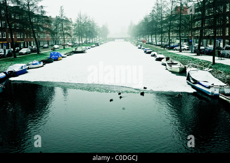 Amsterdam, Weihnachtstage, 2008, Schnee und Eis auf Wasser und Kanal surround Stockfoto