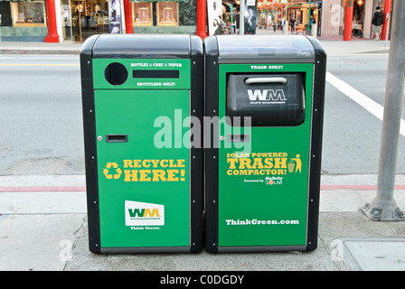 Solar angetriebene Müllpresse. Stockfoto