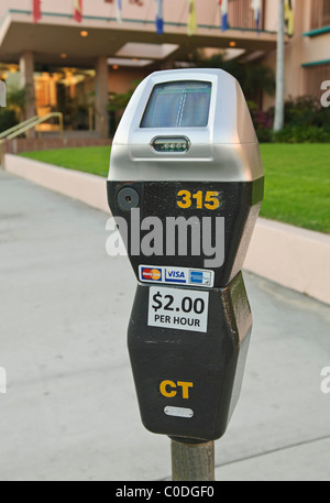 Neue solar angetriebene Parkuhren, die Kreditkarten neben Münzen akzeptieren. Stockfoto