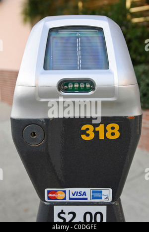 Neue solar angetriebene Parkuhren, die Kreditkarten neben Münzen akzeptieren. Stockfoto