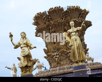 Vergoldete russische Mädchen am Brunnen der Freundschaft der Völker, die VVT, Moskau, Russland Stockfoto