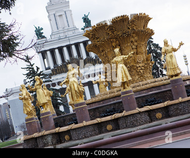 Vergoldete russische Mädchen am Brunnen der Freundschaft der Völker, die VVT, Moskau, Russland Stockfoto