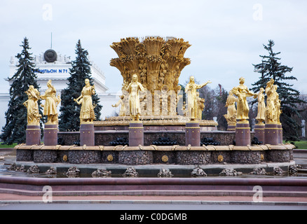 Vergoldete russische Mädchen am Brunnen der Freundschaft der Völker, die VVT, Moskau, Russland Stockfoto